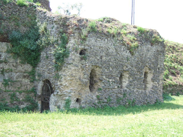 T7 Pompeii. Tower VII. May 2006. Looking through window on west end of north wall.