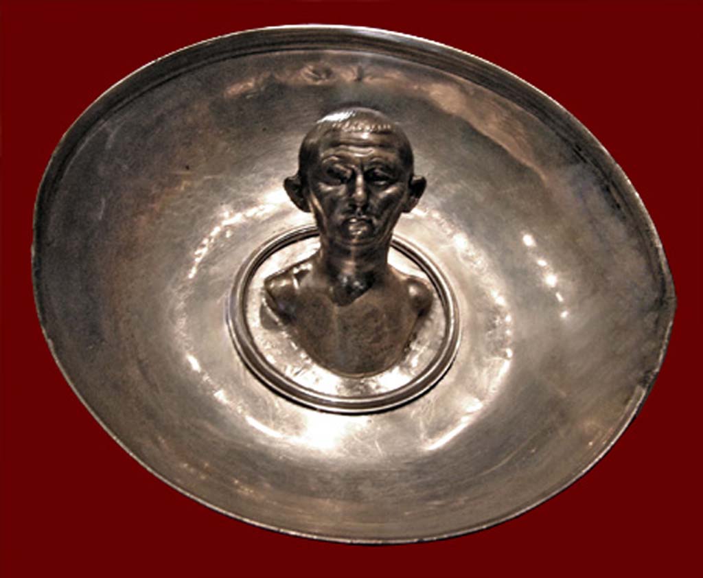 Villa della Pisanella, Boscoreale. Boscoreale silver 18. Cup with emblema. Bust of an elderly man. Owners name engraved in Latin: Max (ima).
Coupe  emblema. Buste d'homme g. Nom propre grav en latin : Max(ima).
Now in the Louvre, inventory number BJ1970.
