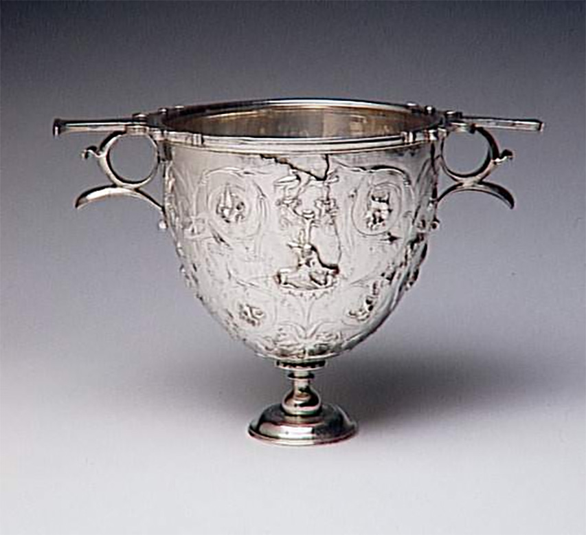 Villa della Pisanella, Boscoreale. Reverse side of the silver Cantharus decorated with floral scrolls and animal fights. 
Ct inverse du Cantharus argent  dcor de rinceaux floraux et combats d'animaux. 
Photo  RMN-Grand Palais (muse du Louvre) / Herv Lewandowski. 
Now in the Louvre, inventory number BJ1908.
