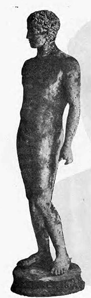 Villa of T. Siminius Stephanus, fondo Barbatelli. 27th November 1900. The statue of the Efebo resting on its base and viewed in profile. See Notizie degli Scavi di Antichit, 1900, p. 587, fig. 2c.
