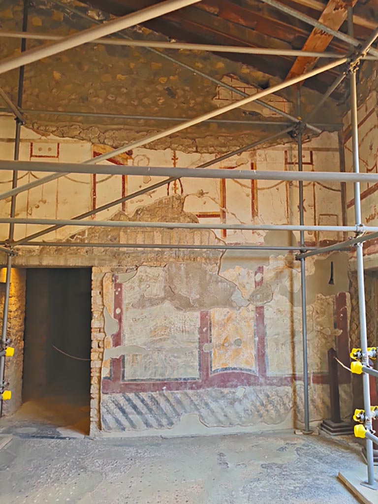Oplontis Villa of Poppea, October 2020. Room 4, painted decoration on upper west wall. Photo courtesy of Klaus Heese.