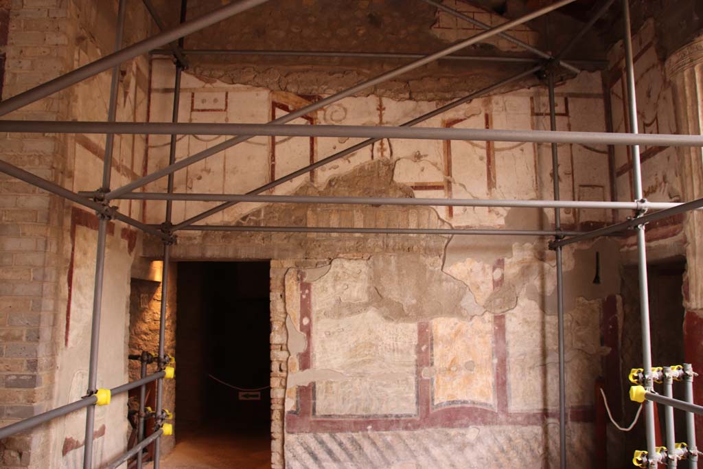 Oplontis Villa of Poppea, October 2020. 
Room 4, detail of painted bird from upper west wall, left of centre. Photo courtesy of Klaus Heese.


