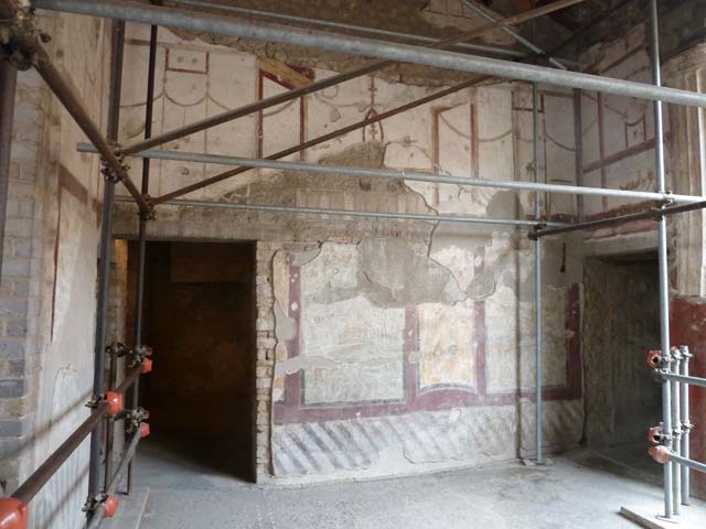 Oplontis Villa of Poppea, October 2020. Room 4, painted bird on upper west wall, right of centre. Photo courtesy of Klaus Heese.