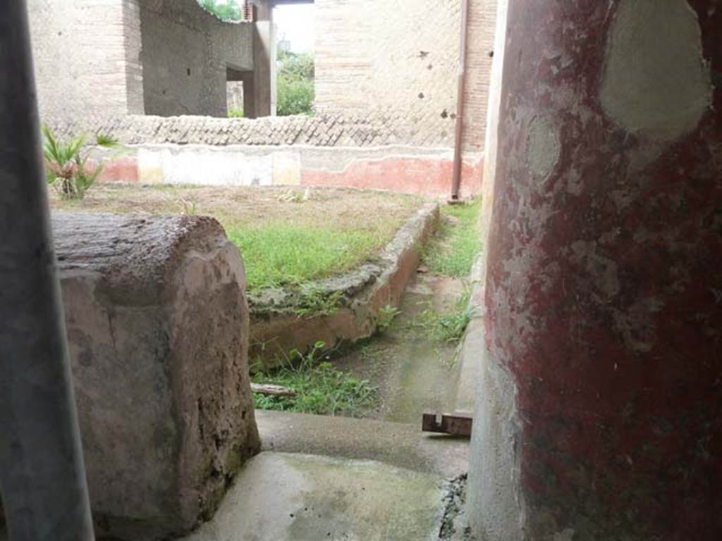 Oplontis, September 2015. Room 4, east end of north side, looking towards small entrance into room 20, the courtyard garden.