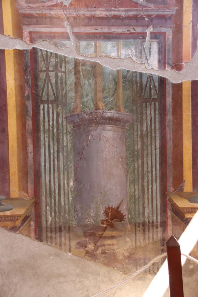 Oplontis Villa of Poppea, September 2021.   
Room 15, detail of painting of the Delphic tripod on east wall. Photo courtesy of Klaus Heese.
