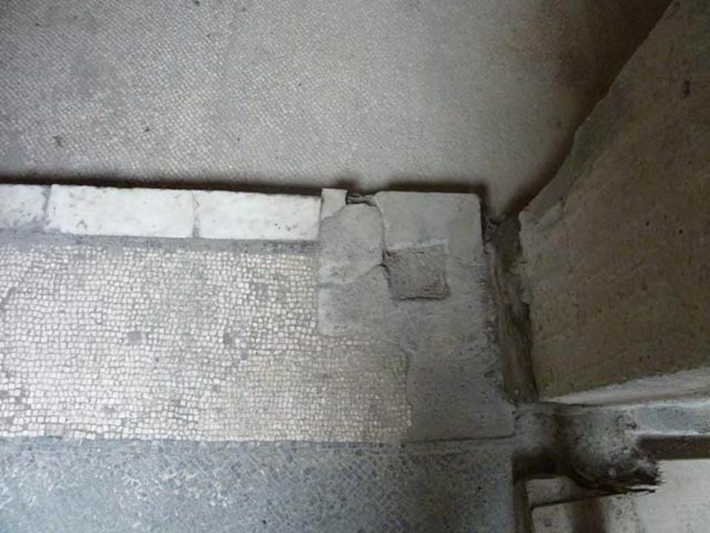 Oplontis, September 2015. Room 16, threshold with square groove for the hinge of the door. 