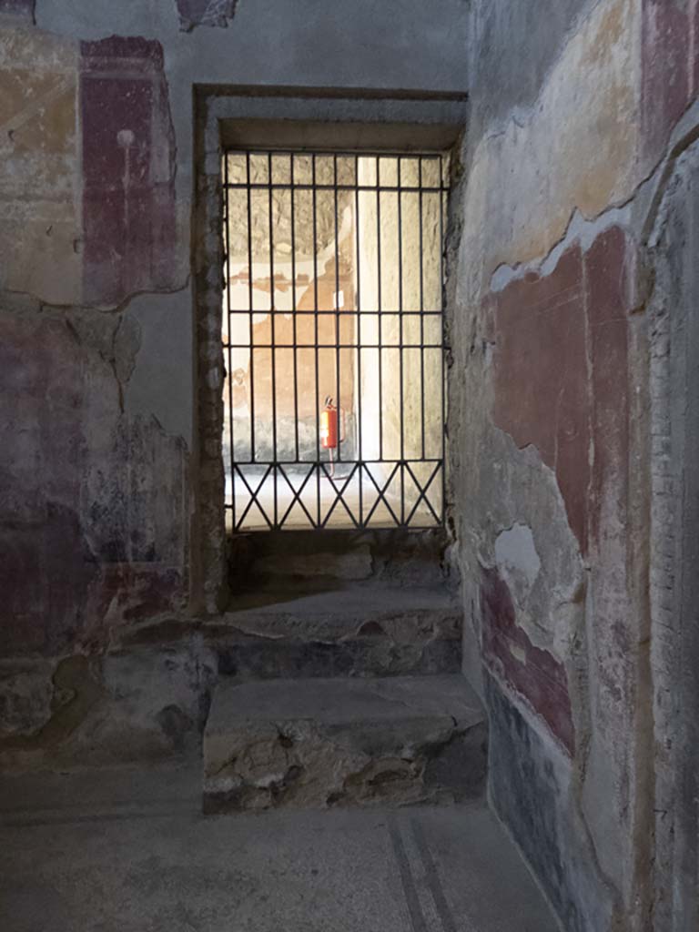 Oplontis Villa of Poppea, September 2017. 
Room 18, east wall in south-east corner with steps to doorway to room 17.  
Foto Annette Haug, ERC Grant 681269 DÉCOR
