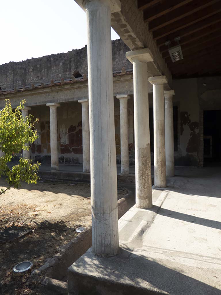 Oplontis Villa of Poppea, September 2017. 
East Portico 34, west side of portico, looking south-east from the north garden.
Foto Annette Haug, ERC Grant 681269 DÉCOR.

