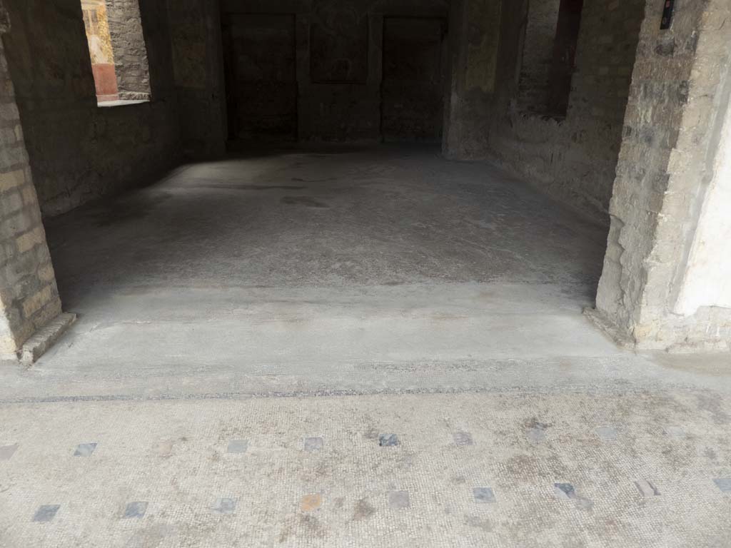Oplontis Villa of Poppea, September 2017. Doorway to room 74, in the west portico wall of area 60. 
Looking west from portico flooring towards doorway threshold into room 74. 
Foto Annette Haug, ERC Grant 681269 DÉCOR.
