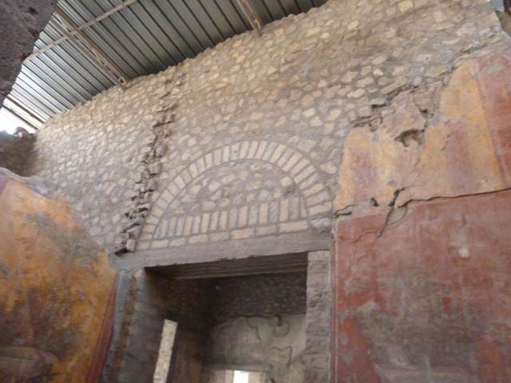 Oplontis, September 2015. Room 87, upper reconstructed south wall.