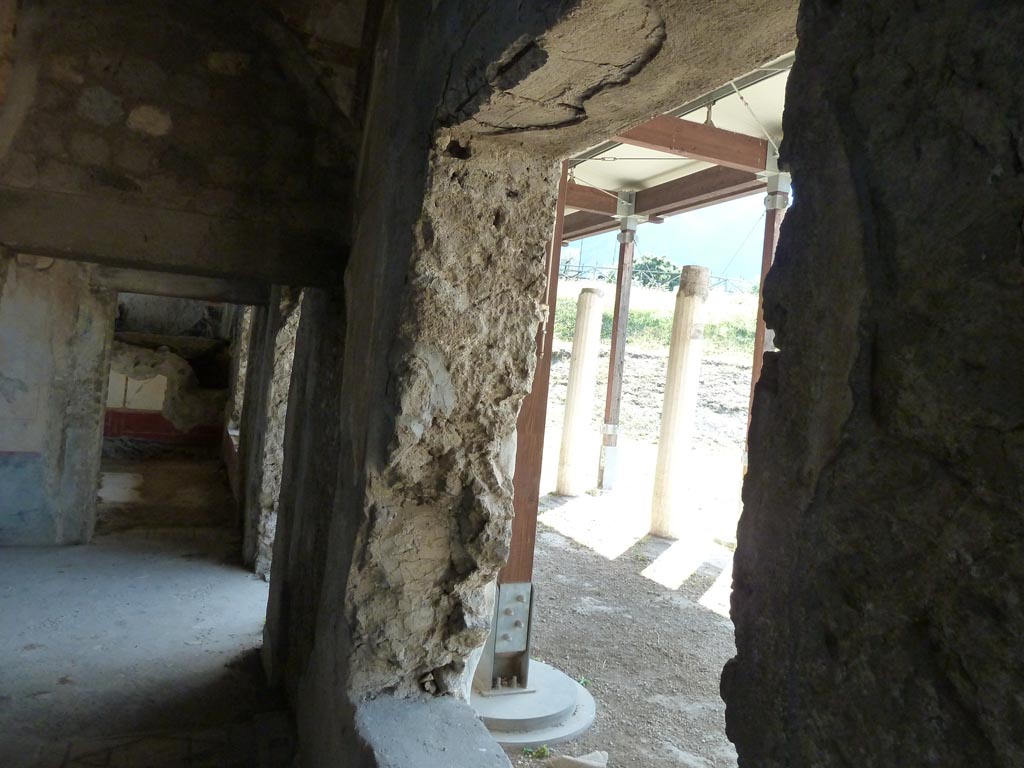 Stabiae, Villa Arianna, September 2015. Room M, west wall with window looking out onto portico H.
