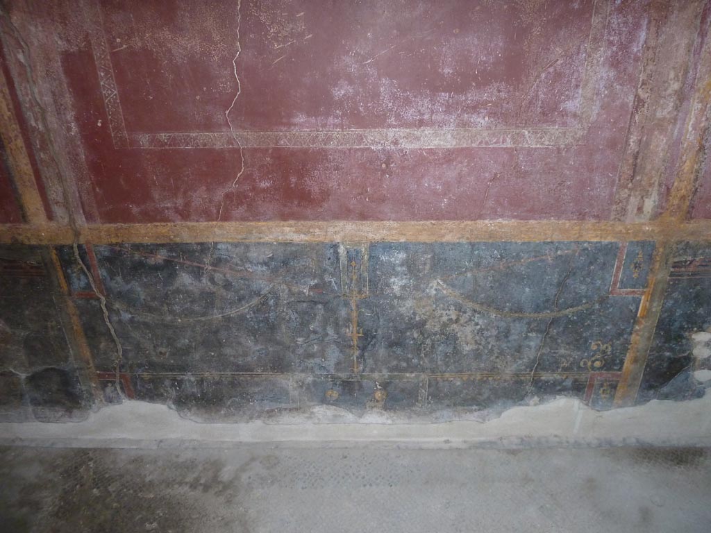 Stabiae, Villa Arianna, September 2015. Room 5, black painted zoccolo from centre of east wall.