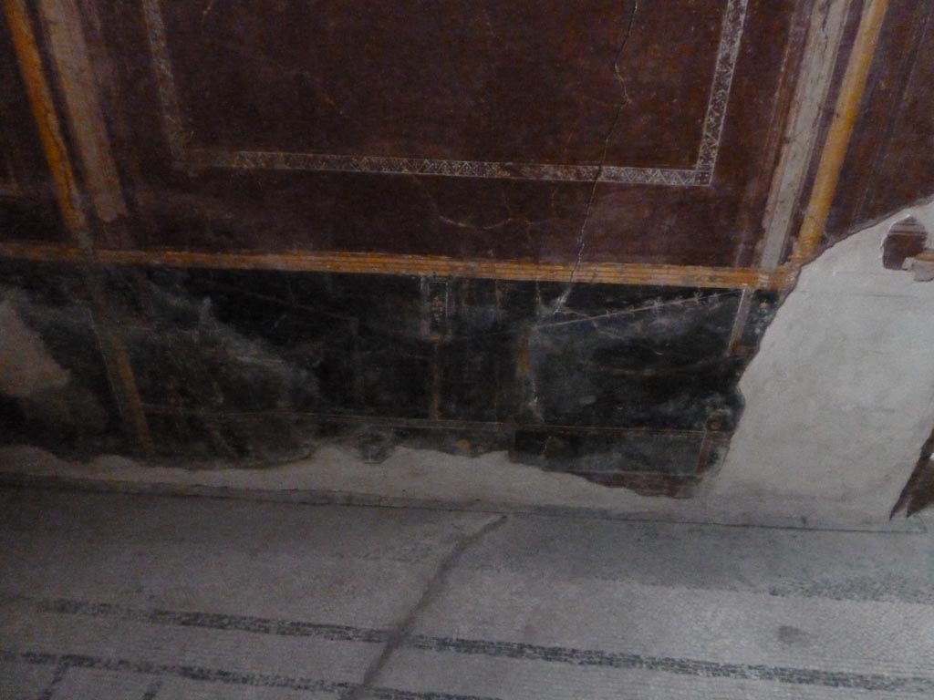 Stabiae, Villa Arianna, September 2015. Room 5, painted black zoccolo below central panel of west wall.