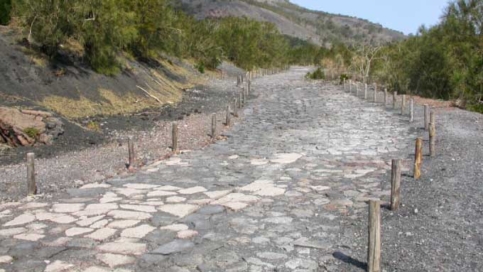 Vesuvius. La Strada Matrone. Now part of the Vesuvius National Park trail which traces the road created by the Matrone brothers to ascend to the Great Cone.