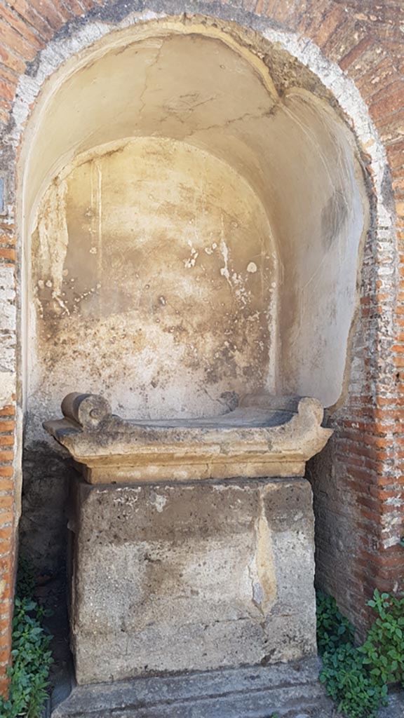 VIII.2.25 Pompeii. August 2023.
Street altar on south side of Vicolo della Regina. Photo courtesy of Maribel Velasco.