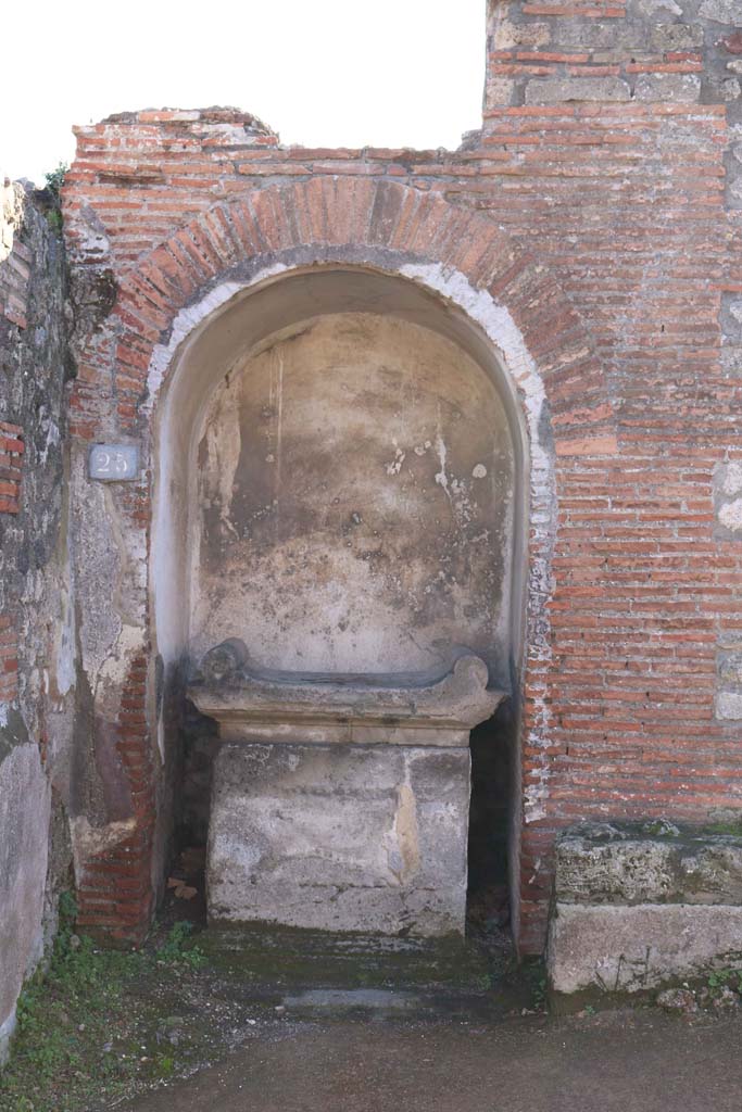 VIII.2.25, Pompeii. December 2018.
Looking south on Via della Regina towards street altar. Photo courtesy of Aude Durand.
