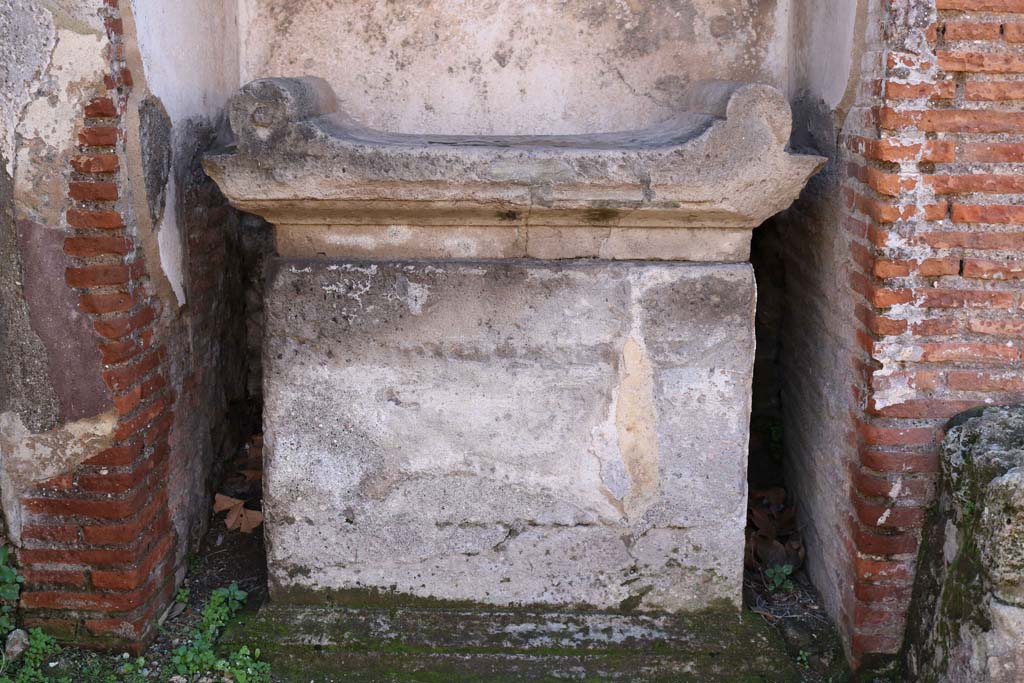 VIII.2.25, Pompeii. December 2018. Detail of street altar, looking south. Photo courtesy of Aude Durand.