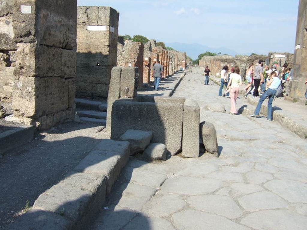 Fountain outside VI.13.7. May 2006. Looking east along Via della Fortuna. 