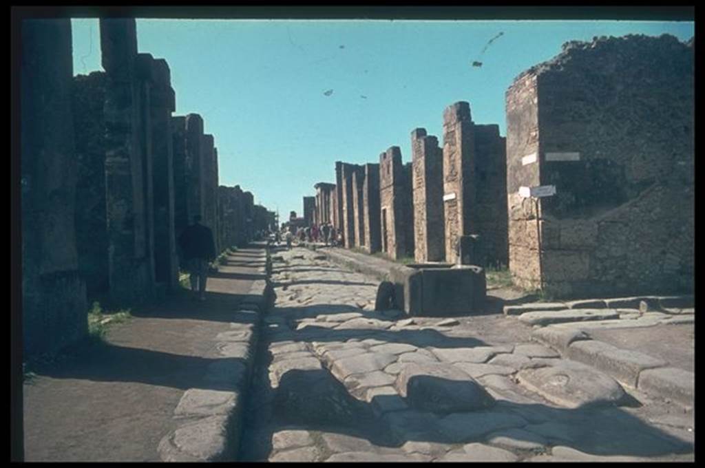 Fountain outside VI.13.7. Via della Fortuna between VII.4 and VI.13. Looking west towards fountain and junction with Vicolo dei Vettii.
Photographed 1970-79 by Gnther Einhorn, picture courtesy of his son Ralf Einhorn. 

