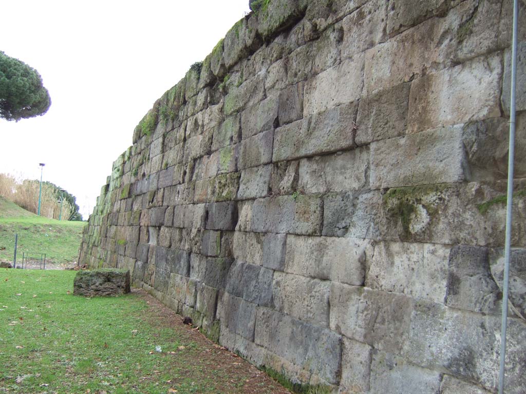 Vesuvian Gate Pompeii. December 2005. Looking east along city walls towards north end of Gate.