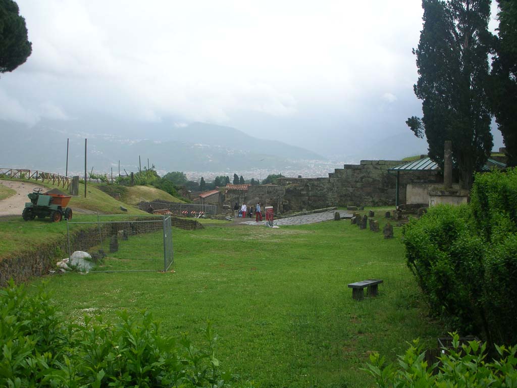 Vesuvian Gate Pompeii. May 2010. 
Looking south towards gate, in centre. On the left is the Cippus of Titus Suedius Clemens. Photo courtesy of Ivo van der Graaff.
