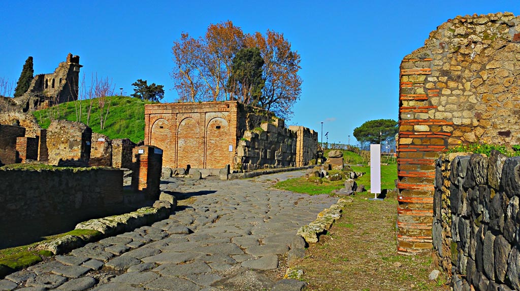 Pompeii Porta del Vesuvio and Castellum Aquae. December 2019. 
Looking north from Via del Vesuvio. Photo courtesy of Giuseppe Ciaramella.
