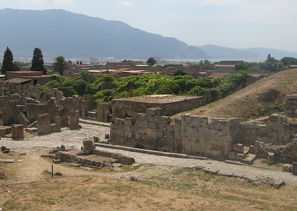 Pompeii Porta del Vesuvio. July 2003. Looking south-west across Porta Vesuvio towards Sorrentine peninsula.