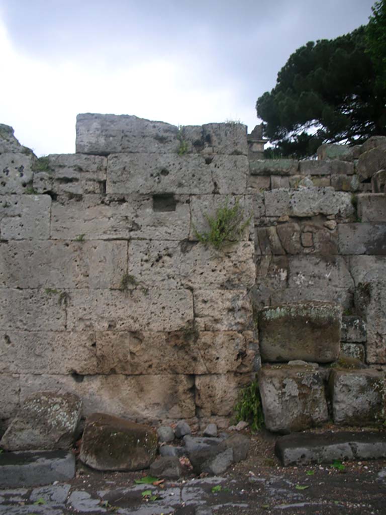 Vesuvian Gate Pompeii. May 2010. West wall at site of doorway. Photo courtesy of Ivo van der Graaff.
According to Sogliano –
“In the top of the Western Wall there is a square hole and there was undoubtedly another in the opposite wall. 
These contained the security bar that kept the doors closed.”
See Notizie degli Scavi di Antichità, 1906, p. 97-100.

