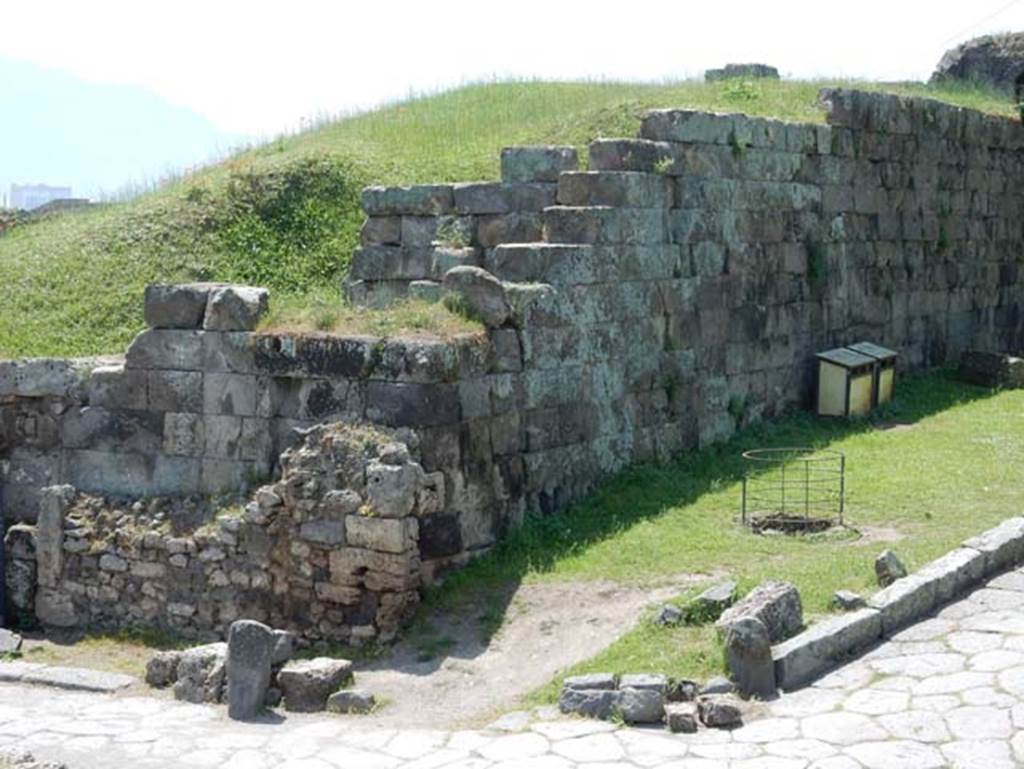 Vesuvian Gate Pompeii. May 2015. North end of Vesuvian Gate, Looking south-west. 
Photo courtesy of Buzz Ferebee.
