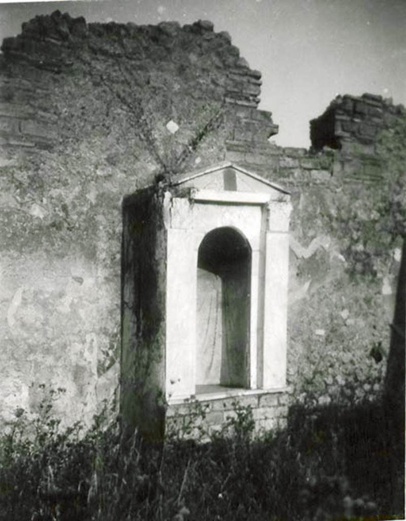 1.2.17 Pompeii. 1935 photo taken by Tatiana Warscher. Looking towards east wall, with shrine to Venus.   This originally contained a statue of Venus.
See Warscher T., 1935. Codex Topographicus Pompeianus: Regio I.2. (no.31), Rome: DAIR, whose copyright it remains.
