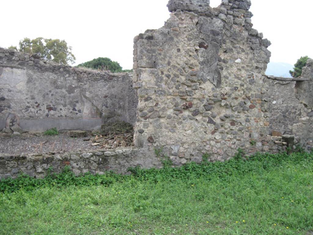 I.3.8b Pompeii. September 2010. Looking south-west from centre of peristyle garden towards south portico. On the left can be seen the large window from the garden, looking into the exedra. Photo courtesy of Drew Baker.
