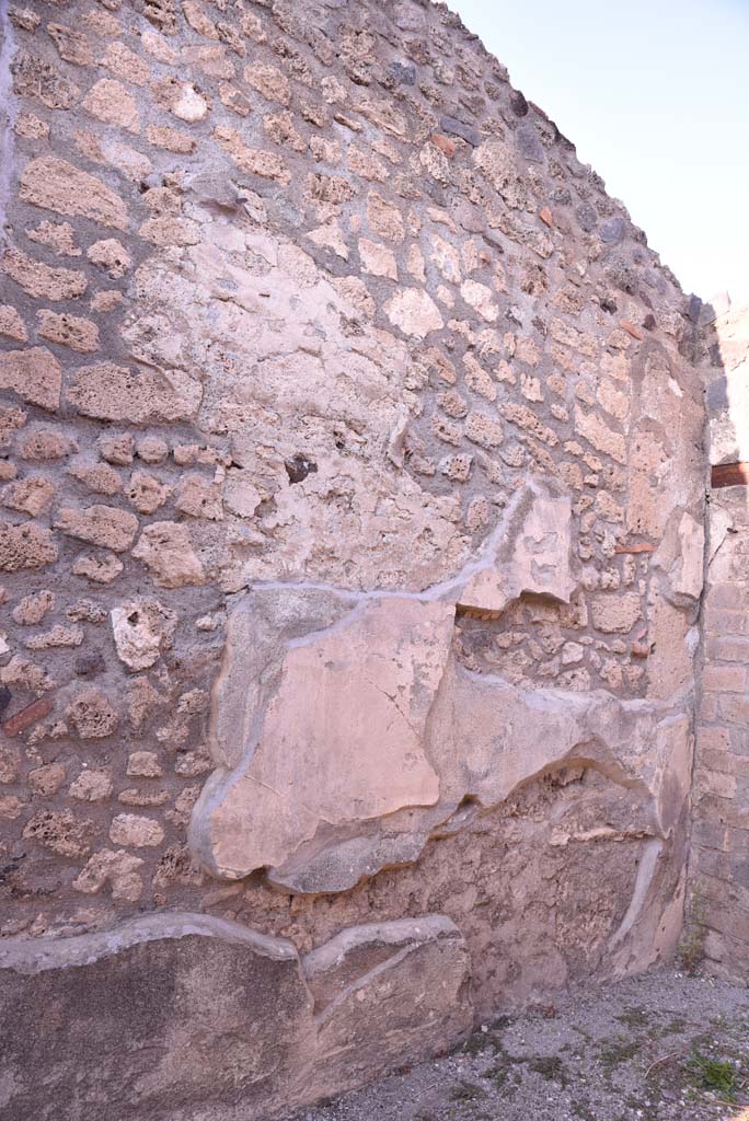 I.4.25/I.4.5 Pompeii. October 2019. 
Corridor 15, looking east towards east end of north wall towards Middle Peristyle 17.
Foto Tobias Busen, ERC Grant 681269 DCOR.

