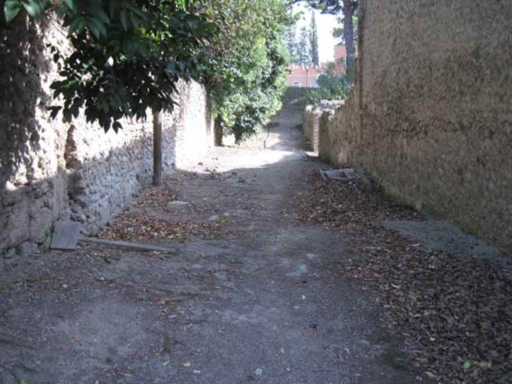 I.25 Pompeii, on left.  Vicolo del Citarista looking south to walls.     I.5.3, entrance on right. September 2010. Photo courtesy of Drew Baker.
