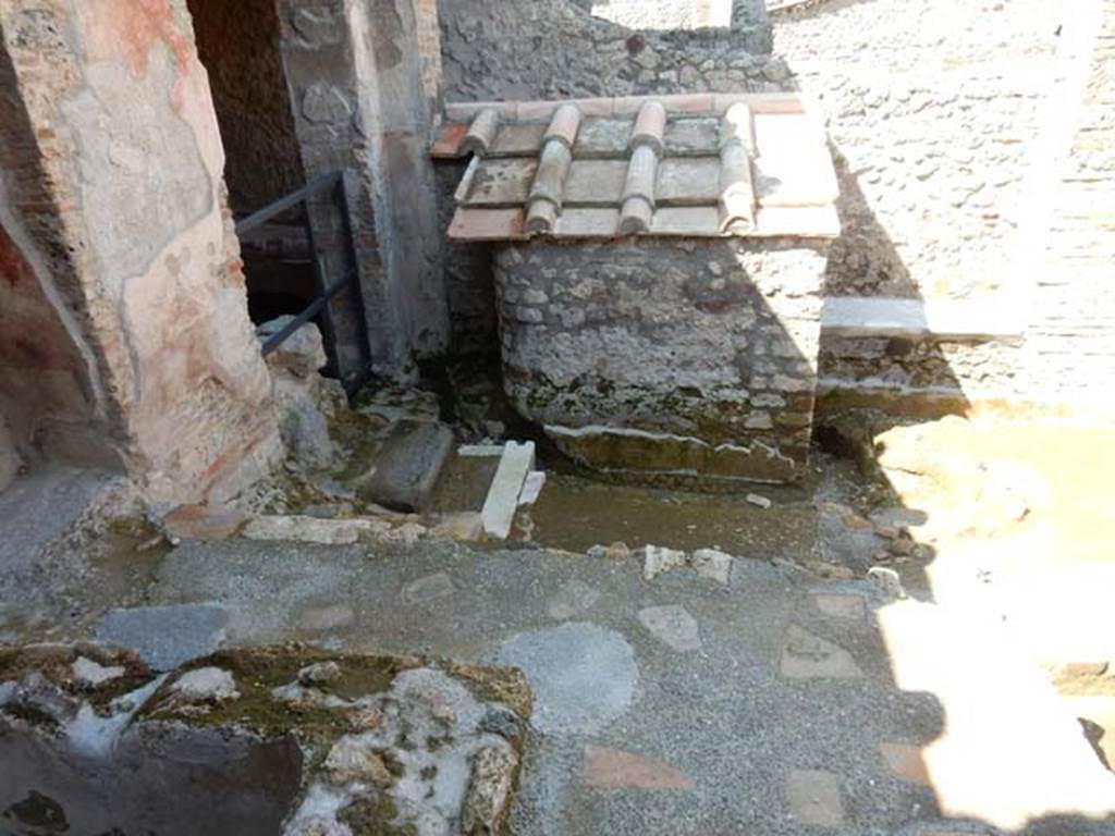 I.6.7 Pompeii. May 2016. Looking west across garden area to rear of small building near kitchen. Photo courtesy of Buzz Ferebee.