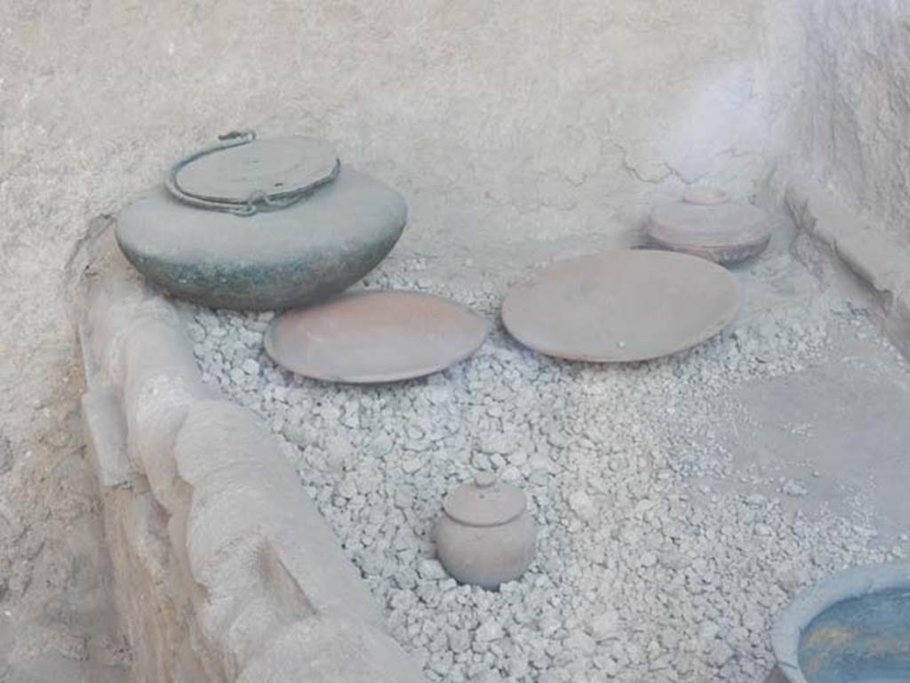 I.6.7 Pompeii. May 2017. Household pots and plates displayed on top of hearth.
Photo courtesy of Buzz Ferebee.