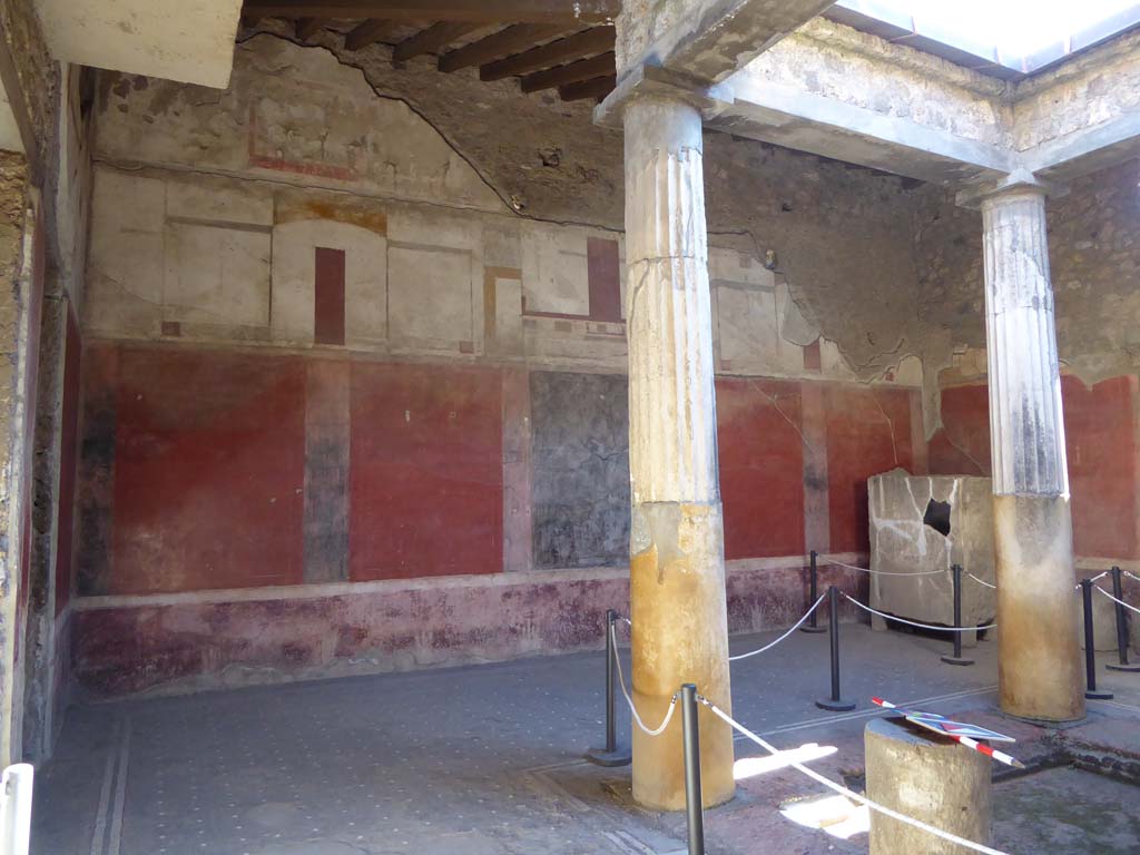 I.6.15 Pompeii. September 2015. Room 4, looking towards east wall of atrium from north side of impluvium.
Foto Annette Haug, ERC Grant 681269 DÉCOR
