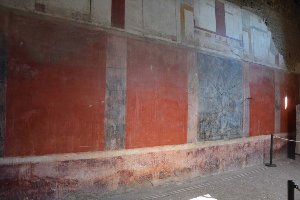 I.6.15 Pompeii. October 2019. Room 4, looking south along east wall of atrium.
Foto Annette Haug, ERC Grant 681269 DÉCOR


