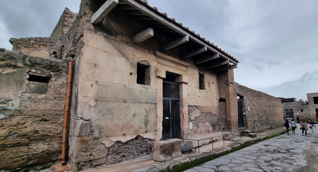 I.6.15 Pompeii, December 2023. Looking towards entrance on north side of Vicolo del Menandro. Photo courtesy of Miriam Colomer.