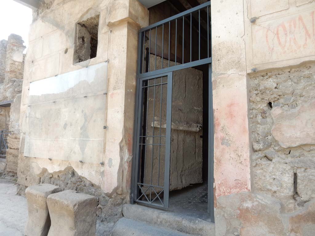 I.6.15 Pompeii. June 2019. West side of entrance doorway. Photo courtesy of Buzz Ferebee.