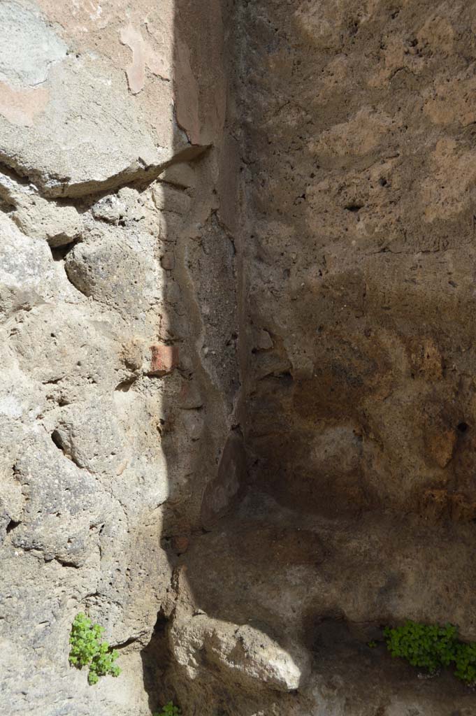 I.6.15 Pompeii. March 2018. 
East end of entrance doorway, detail from above bench in south-east corner.
Foto Taylor Lauritsen, ERC Grant 681269 DÉCOR.
