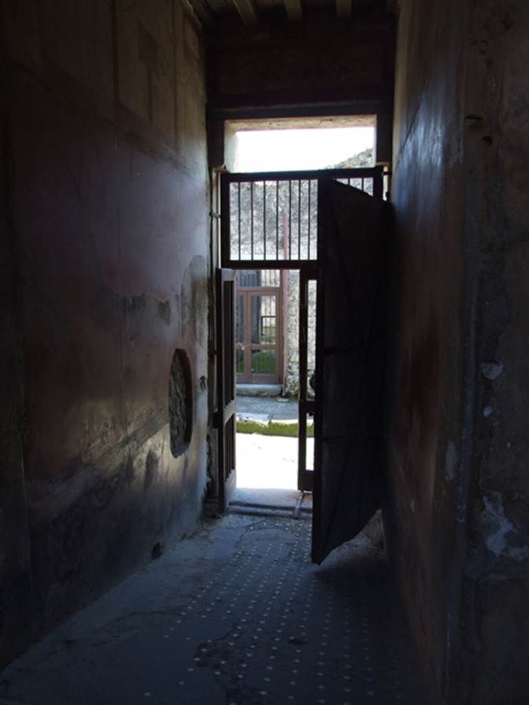 I.6.15 Pompeii.  March 2009.  Entrance fauces, looking south to entrance.