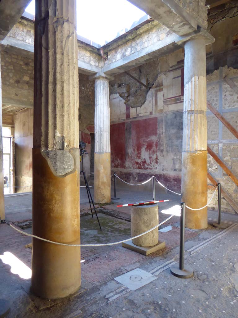 I.6.15 Pompeii. September 2015. 
Room 4, looking south across impluvium in atrium towards entrance corridor and south-west corner.
Foto Annette Haug, ERC Grant 681269 DÉCOR
