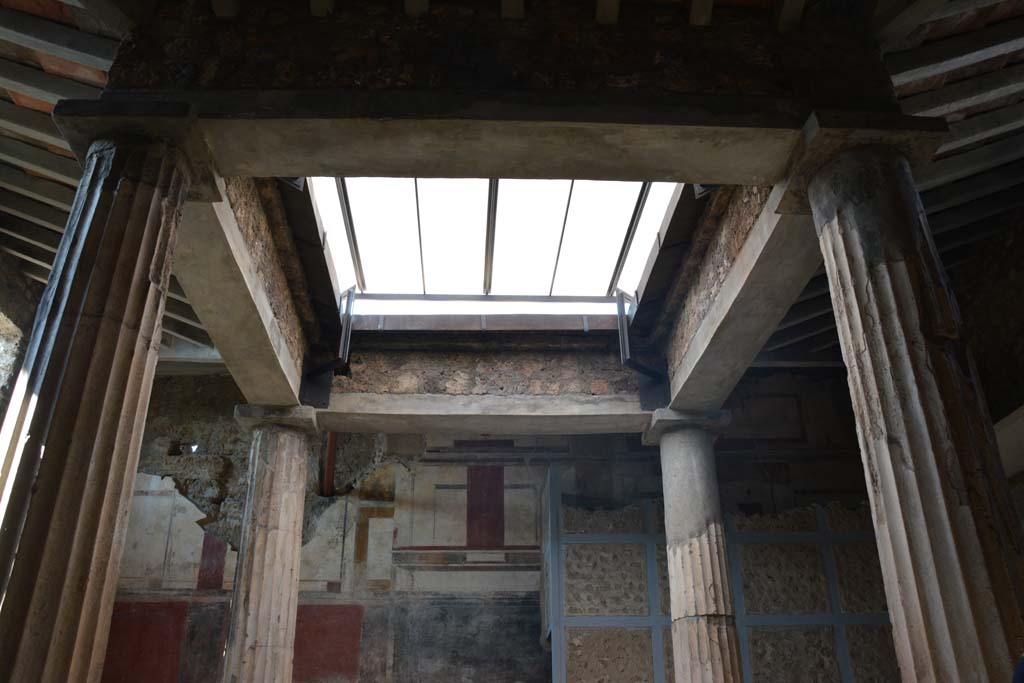 I.6.15 Pompeii. March 2019. Room 4, looking towards upper west wall of atrium and compluvium above impluvium.
Foto Annette Haug, ERC Grant 681269 DÉCOR
