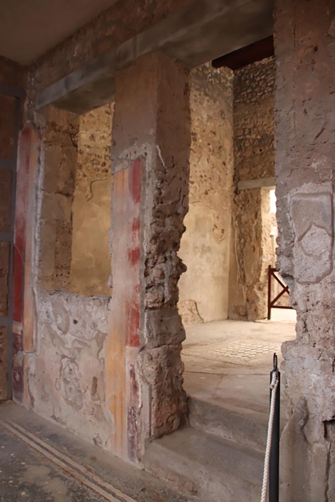 I.6.15 Pompeii. October 2023. Room 6, looking through tablinum doorway. Photo courtesy of Klaus Heese.