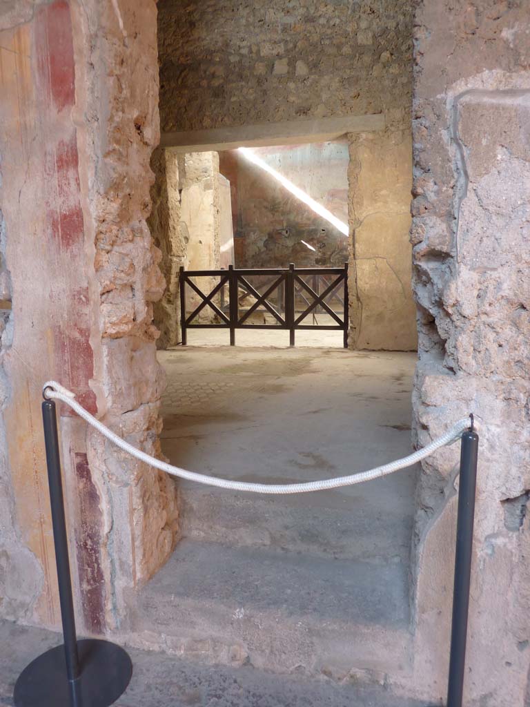 I.6.15 Pompeii. October 2014. Room 6, looking north through doorway into tablinum. 
Foto Annette Haug, ERC Grant 681269 DÉCOR
