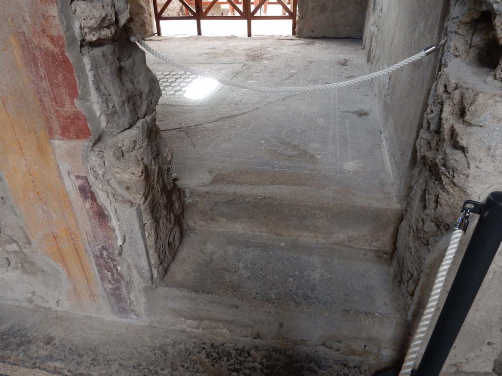 I.6.15 Pompeii. June 2019. Threshold doorway to room 6, tablinum, looking north.
Photo courtesy of Buzz Ferebee.
