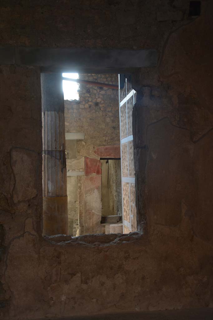 I.6.15 Pompeii. March 2019. Room 6, looking south through window into atrium 4.
Foto Annette Haug, ERC Grant 681269 DÉCOR
