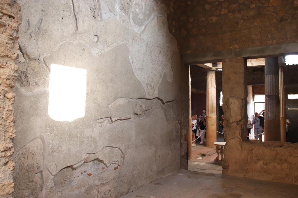 I.6.15 Pompeii. October 2023. Room 6, looking south along east wall of tablinum. Photo courtesy of Klaus Heese.