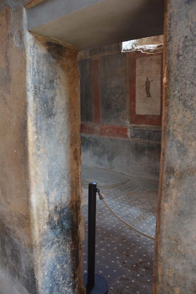 I.6.15 Pompeii. March 2019. 
Corridor 7, looking north-east through doorway in east wall of corridor, into room 12, triclinium.   
Foto Annette Haug, ERC Grant 681269 DÉCOR
