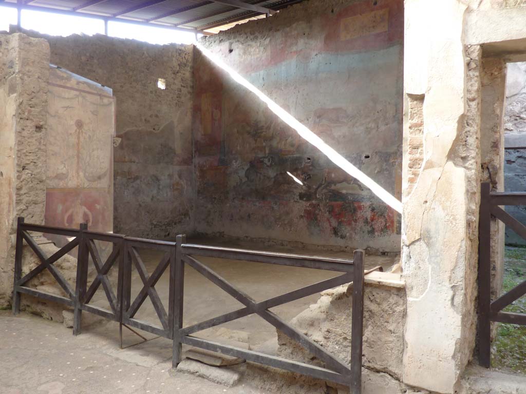 I.6.15 Pompeii. October 2014. Looking north-west across south portico towards small garden 9, with room 10, on right.    
Foto Annette Haug, ERC Grant 681269 DÉCOR
